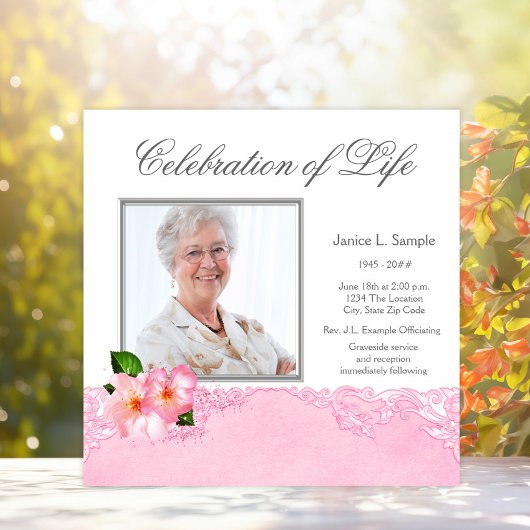 Womans Pink Photo Memorial Service aankondiging