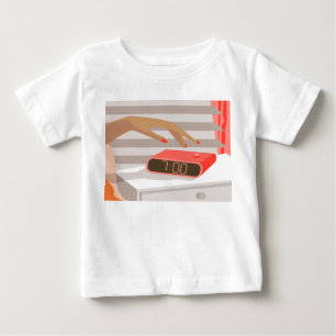 Womens die de wekker in de hand drukken