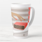 Womens die de wekker in de hand drukken latte mok (Rechterhoek)