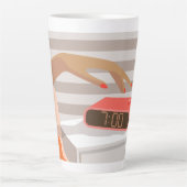 Womens die de wekker in de hand drukken latte mok (Voorkant)