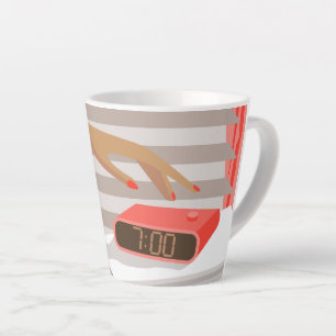 Womens die de wekker in de hand drukken latte mok