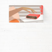 Womens die de wekker in de hand drukken spandoek (Insitu)