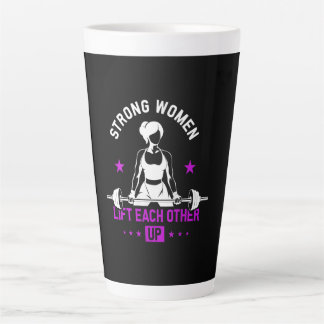 Womens die zich bezighouden met de bouw van een gy latte mok