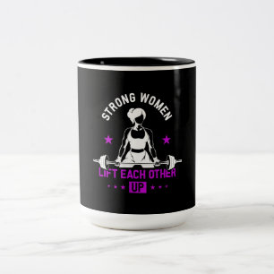 Womens die zich bezighouden met de bouw van een gy tweekleurige koffiemok
