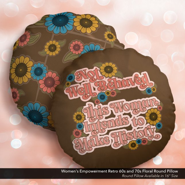 Women's Empowerment Retro jaren 60 en 70 Bloemen Rond Kussen (Not Well Behaved - Women's Empowerment Round Pillow with a Retro 60s and 70s Floral Design.)