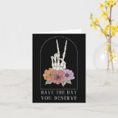 Womens Funny Sarcastic Have The Day You Deserve Mo Kaart (Gele Bloem)