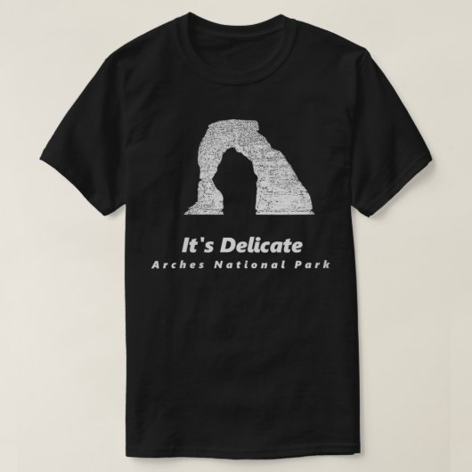 Womens Het is de Delicate Arches National Park Nat T-shirt (Design voorkant)