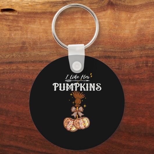 Womens I Like Her Pumpkins She Likes My Broomstick Sleutelhanger (Voorkant)