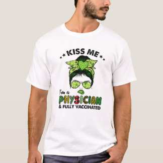 Womens Kiss me Im a Physician Irish Shamrock St Pa T-shirt