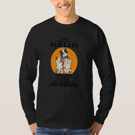 Womens Never Underestimate An Old Lady Who Loves C T-shirt (Voorkant)
