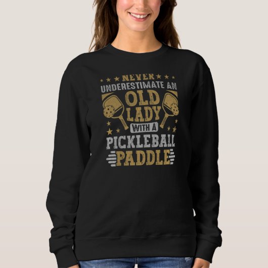 Womens Never Underestimate An Old Lady With A Pick Trui (Voorkant)