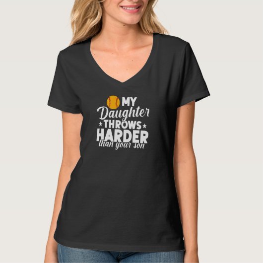 Womens Softbal Moeder Mijn Dochter Werpt Harder da T-shirt (Voorkant)