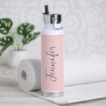 Womens Stijlvol Blush Roze script op maat Waterfles<br><div class="desc">Blijf gehydrateerd tijdens je gym-uitbouw met deze stijlvolle Blush Pink Script Specialized Water Bottle voor vrouwen. Het is trendy modern ontworpen met een pastelroze achtergrond rond de fles. De naam is in lichtgrijs handmanuscript dat verticaal op centrumvoorzijde laat lettertypen. Perfect cadeauidee voor haar! KLIK PERSONALIZE DE OPTIE VAN DE SJABLOON...</div>