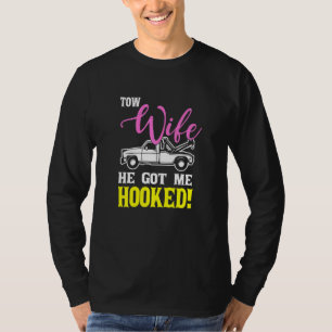 Womens Tow Wife Hij Got Me Verslaafd Tow operator T-shirt
