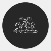 Womens Trust The Magic Of New Beginnings Insration Ronde Sticker (Voorkant)