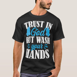 Womens vertrouwen in God, maar ze wassen je handen T-shirt
