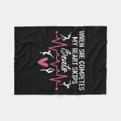 Womens When She Competes My Heart Skips Beats Prou Fleece Deken (Voorkant (Horizontaal))