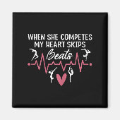 Womens When She Competes My Heart Skips Beats Prou Magneet (Voorkant)