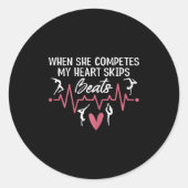 Womens When She Competes My Heart Skips Beats Prou Ronde Sticker (Voorkant)
