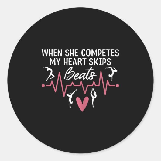 Womens When She Competes My Heart Skips Beats Prou Ronde Sticker (Voorkant)