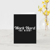 Womens Work Hard Be Kind Motivational V-neck  Kaart (Gele Bloem)