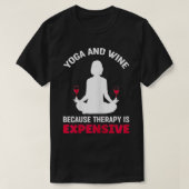 Womens Yoga en wijn omdat de behandeling duur is T-shirt (Design voorkant)