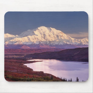 Wonder Lake en Mt. Denali bij zonsopgang in de Muismat