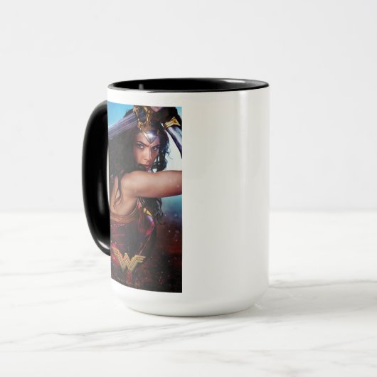 Wonder-vrouw blokkeert zwaard mok (Voorkant links)