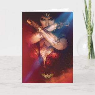 Wonder-vrouw die blokkeert met racelets kaart