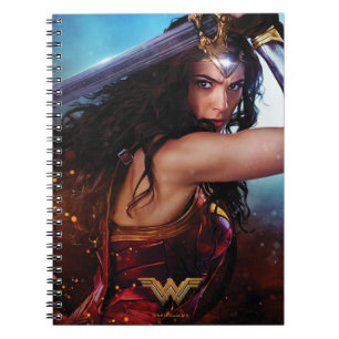 Wonder-vrouw die blokkeert met zwaard notitieboek