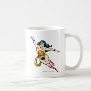Wonder-vrouw die vooraan vliegt koffiemok