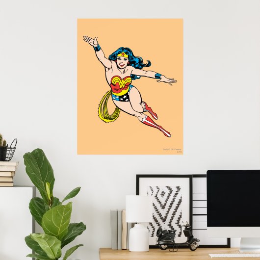 Wonder-vrouw die vooraan vliegt poster (Thuiskantoor)