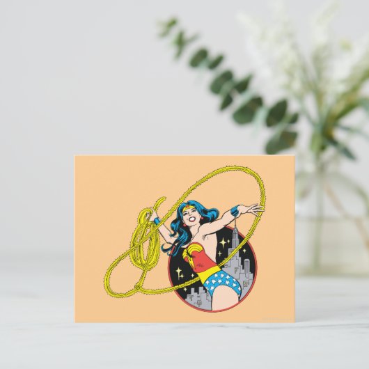 Wonder-vrouw met achtergrond stad briefkaart (Staand voorkant)