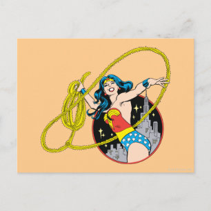 Wonder-vrouw met achtergrond stad briefkaart