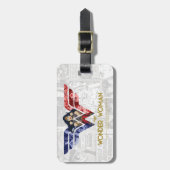 Wonder Woman Crossed Arms in Logo Collage Bagagelabel (Voorkant verticaal)