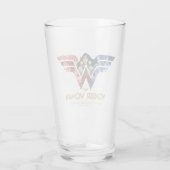 Wonder Woman Crossed Arms in Logo Collage Glas (Achterkant)