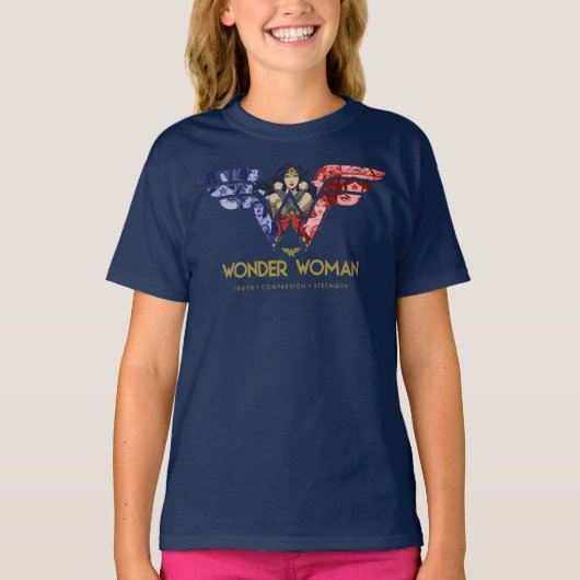 Wonder Woman Crossed Arms in Logo Collage T-shirt (Voorkant)