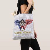 Wonder Woman Crossed Arms in Logo Collage Tote Bag (Dichtbij)
