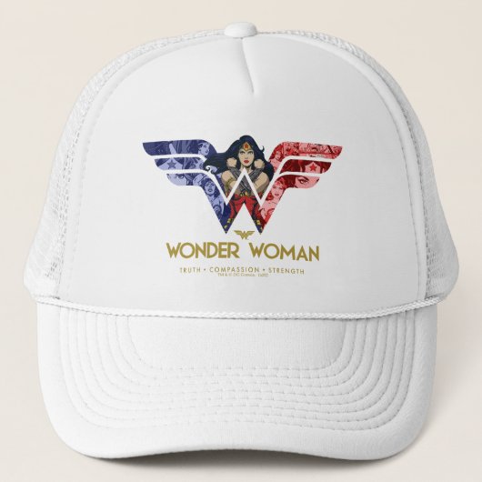 Wonder Woman Crossed Arms in Logo Collage Trucker Pet (Voorkant)