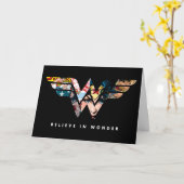 Wonder Woman "Geloof in Wonder" Collage Logo Kaart (Gele Bloem)