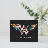Wonder Woman "Geloof in Wonder" Collage Logo Uitnodiging Briefkaart (Staand voorkant)