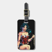 Wonder Woman Gripping Lasso Atop Rock Bagagelabel (Voorkant verticaal)