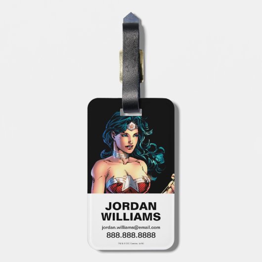 Wonder Woman Gripping Lasso Atop Rock Bagagelabel (Achterkant verticaal)