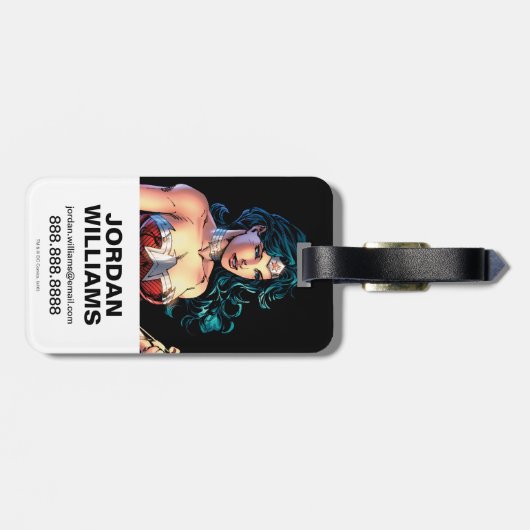 Wonder Woman Gripping Lasso Atop Rock Bagagelabel (Achterkant horizontaal)