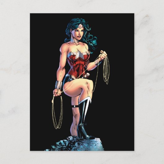 Wonder Woman Gripping Lasso Atop Rock Briefkaart (Voorkant)