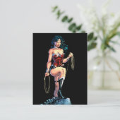 Wonder Woman Gripping Lasso Atop Rock Briefkaart (Staand voorkant)