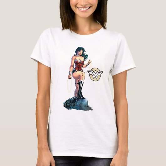 Wonder Woman Gripping Lasso Atop Rock T-shirt (Voorkant)