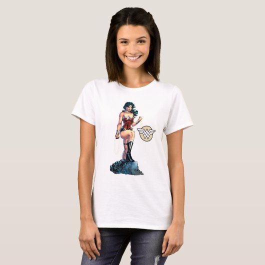 Wonder Woman Gripping Lasso Atop Rock T-shirt (Voorkant volledig)
