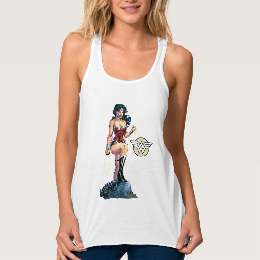 Wonder Woman Gripping Lasso Atop Rock Tanktop (Voorkant)