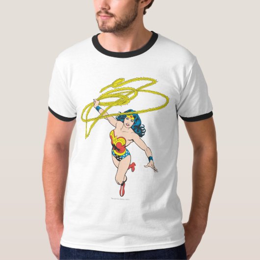 Wonder Woman Holds 2 T-shirt (Voorkant)